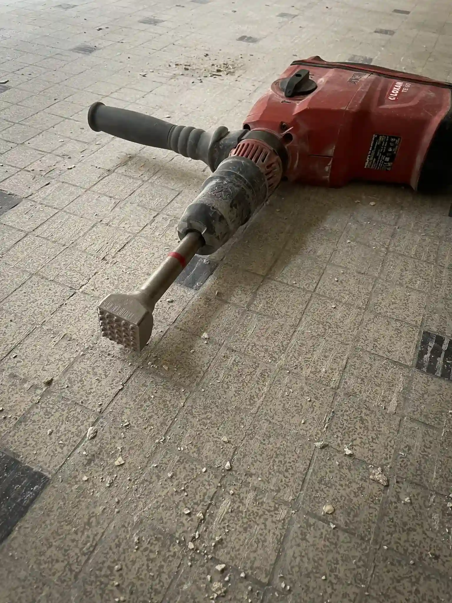 bouchardage de l'enduit ciment existant